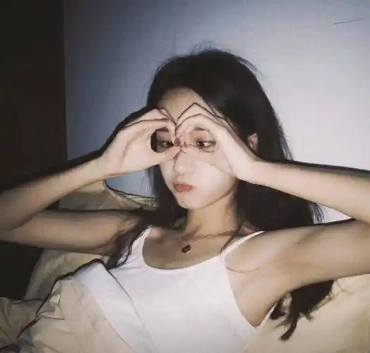 这样的女生内心坚强,而且很难被撩动,如果一个男生没有特别帅气的外表