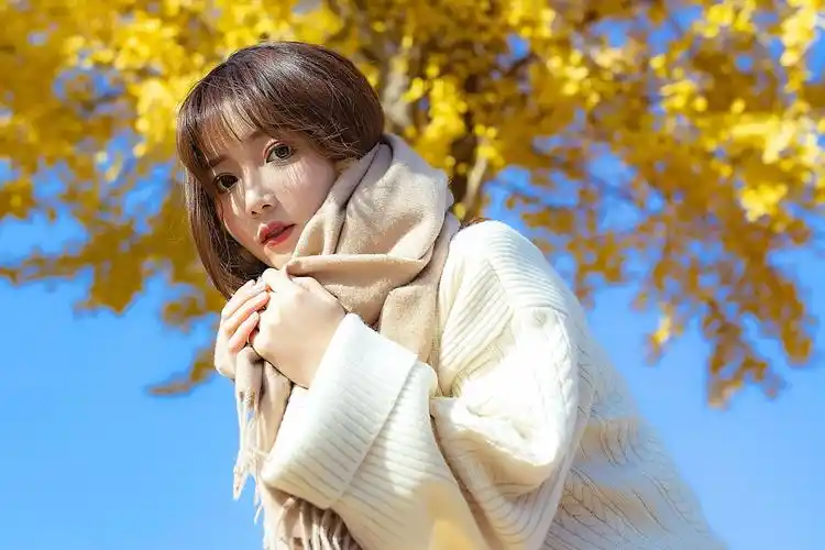 秋日银杏树下的清纯文艺少女唯美意境写真