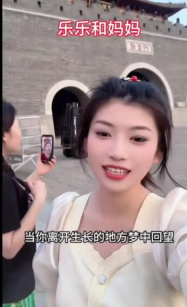 李乐乐一个00后,是网红草帽姐的女儿,受家庭氛围影响,她不仅有着出色