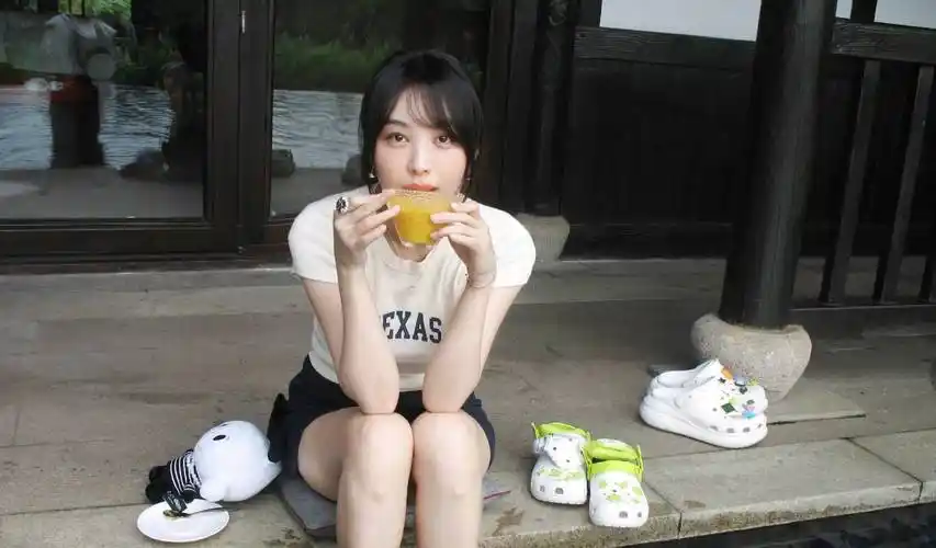 秀美背,露胸轮廓,晒胯肌肤,黄晓明前女友李菲儿靠擦边炒话题_作品