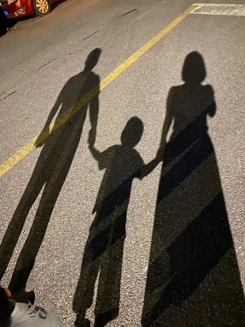 我和你还有一枚小可爱,手牵手一起走#路灯下的影子 #一家三口 - 抖音