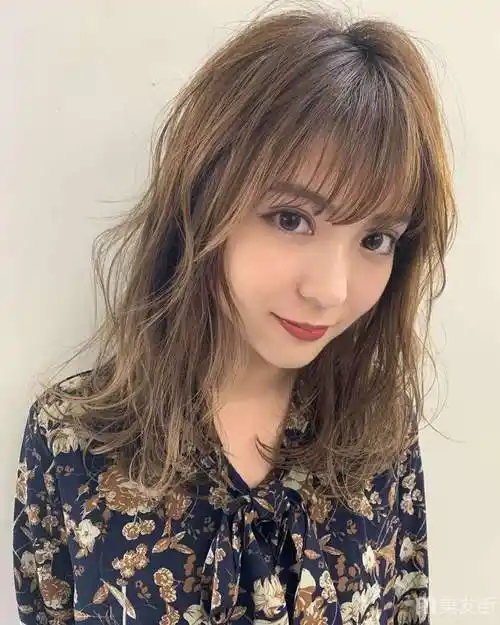 女生发型怎么变少(头发特别少适合什么发型)-图2