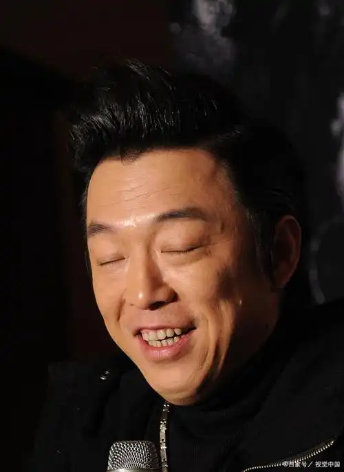 黄渤与马克龙合影曝光,两人笑容灿烂,网友:这是要搭档拍电影吗