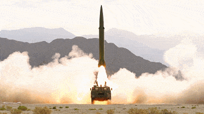 在我身后的导弹已经起竖完毕,进入了待发射状态,现在导弹已经发射升空