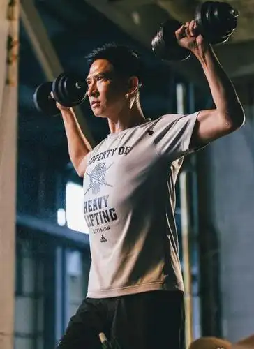 48岁张家辉举哑铃硬朗帅气 肌肉线条分明可见(图)