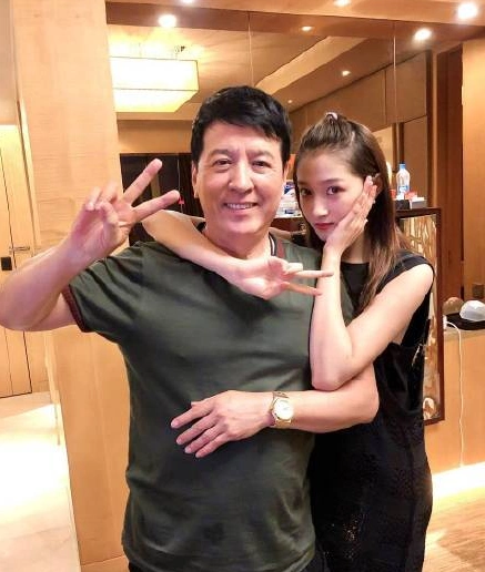 关晓彤陪老爸游玩包裹严实,网友:她穿成这样不怕中暑吗