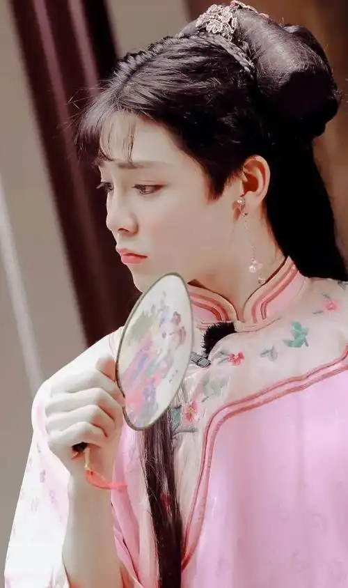 中也有过女装扮相,但有人觉得他的五官太男相,胡先煦被网友p的女装