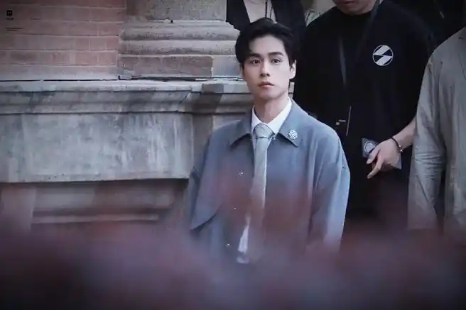 被内娱腿精硬控30秒#风尚之夜红毯上的张艺凡,高伟光和胡一天腿怎么