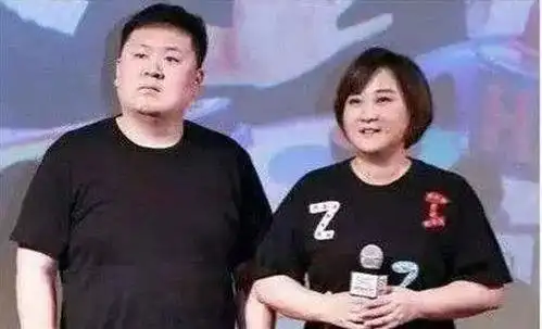 贾玲结婚6年从不秀恩爱,看到男方照片我直接懵了,这颜值谁敢晒啊?_百