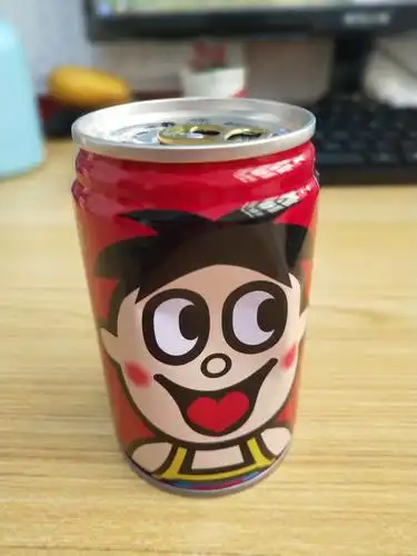 来一杯旺仔牛奶!再看,再看我就把你喝掉!