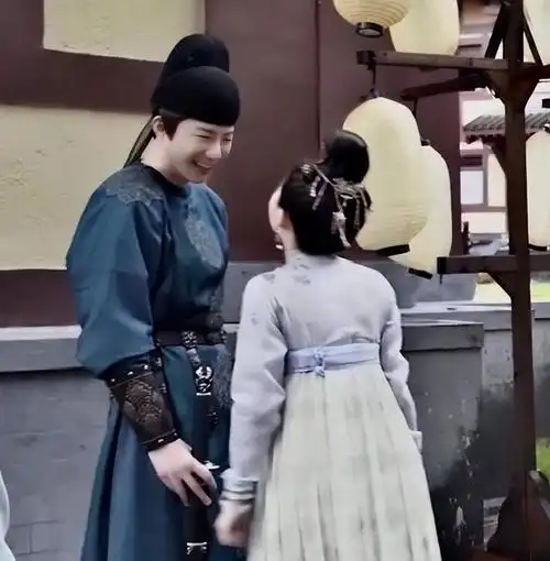 赵露思刘宇宁都在迪斯尼被偶遇!是那年的皓嫣cp