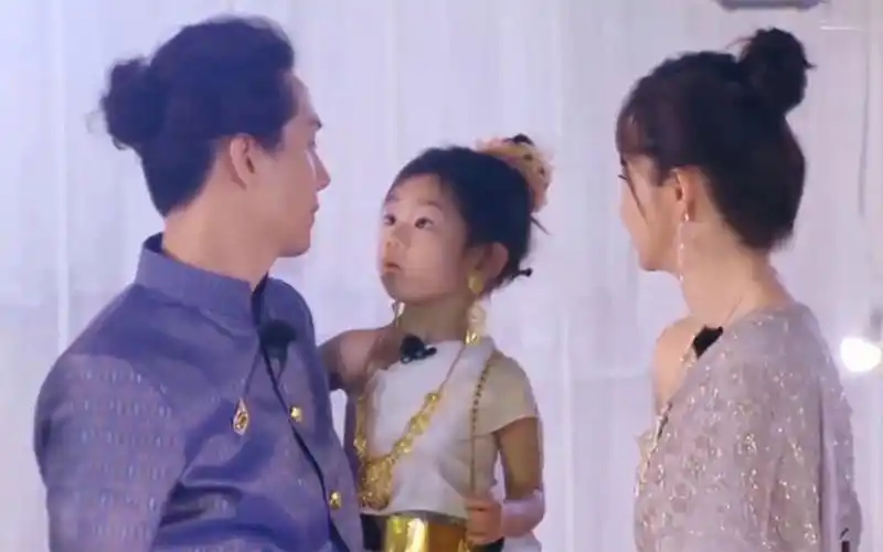 李承铉偷偷亲了戚薇一下,恰好被lucky看到,她的反应太好笑