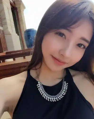 王思聪现女友豆得儿,这样穿衣搭配,简直就是网红圈内一股热流