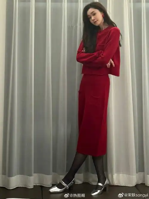 宋轶玉足旗袍装