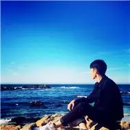 海边背影男生头像