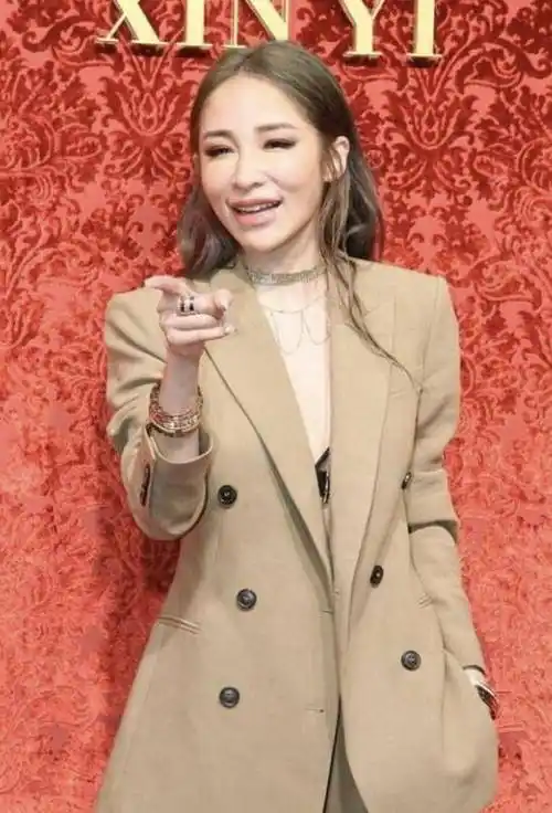 萧亚轩颜值忽高忽低,被称整容失败像巫婆,或许只是嫉妒她罢了_西装