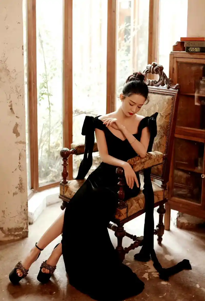 李沁坐姿优雅又迷人,长腿抢镜