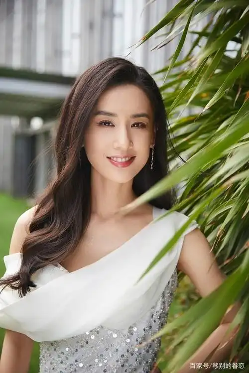 黄圣依大浪斜肩白裙户外写真优雅迷人