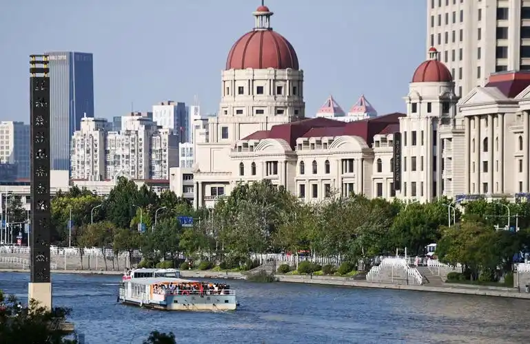 游客乘坐海河游船游览天津城市风光.
