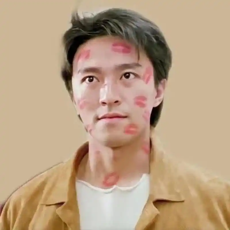 这是很多年前,周星驰小时候的照片.