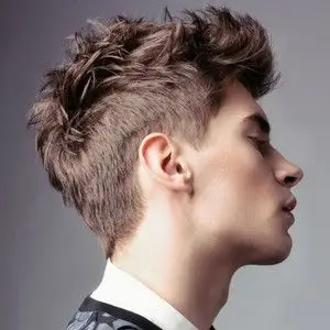 欧美潮男飞机头发型图片 刘海上扬露额头短发