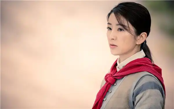 刘庭羽《铁血荣耀》震撼开播 化身铁娘子英姿飒爽