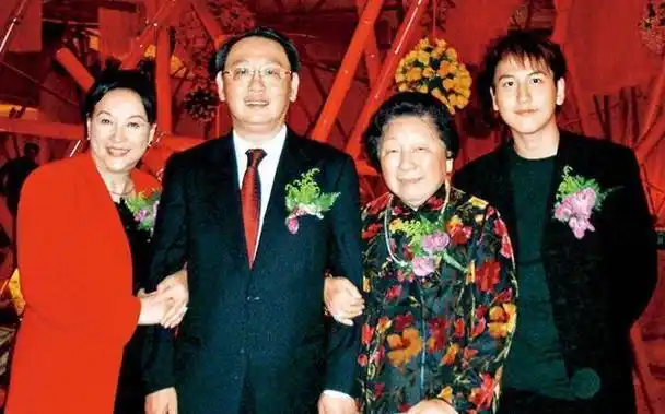 汤珈铖:被抑郁症折磨的富豪家族"黑狗",那些消失网络的日子