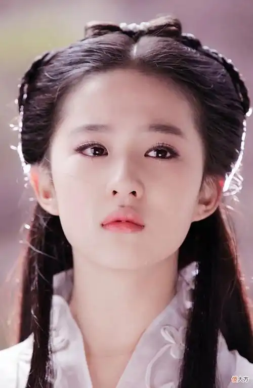 刘亦菲晒黑白美照,配文三个字"柳宗源",这才符合我女神的气质