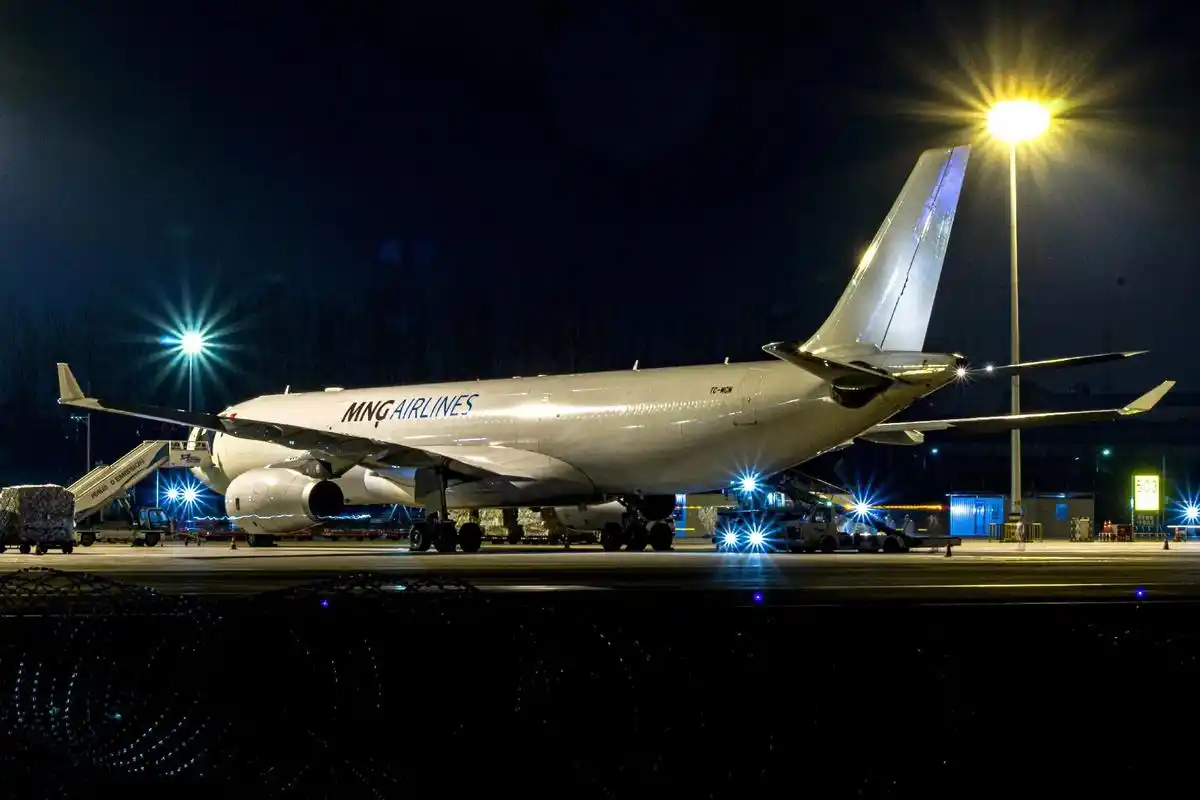 双流机场阴间越野拍机人#航空摄影 #成都双流机场 #夜拍  - 抖音