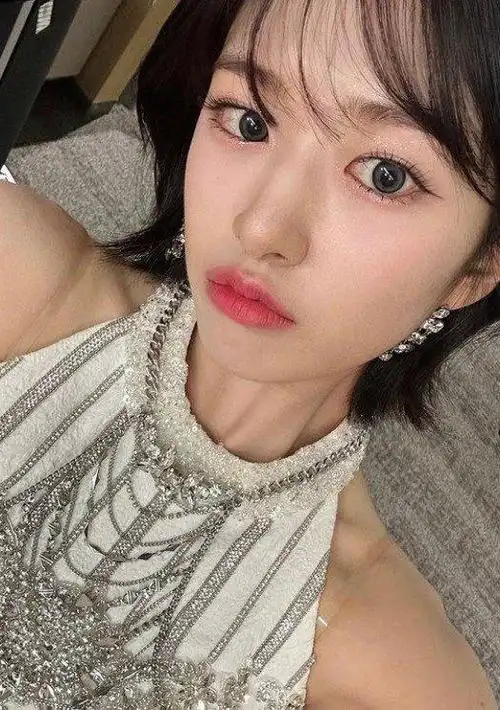 韩国女团ive成员安宥真sns发照展清纯可爱魅力