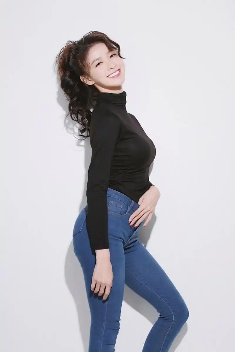 离婚后的#蔡卓宜# 状态越来越好,身材也越来越丰满,黑色上衣配紧身