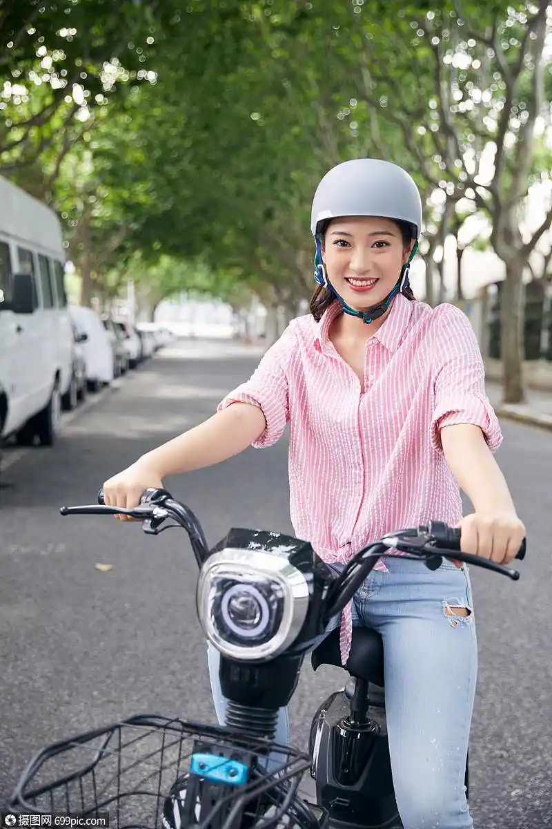 美女骑电动车低碳出行