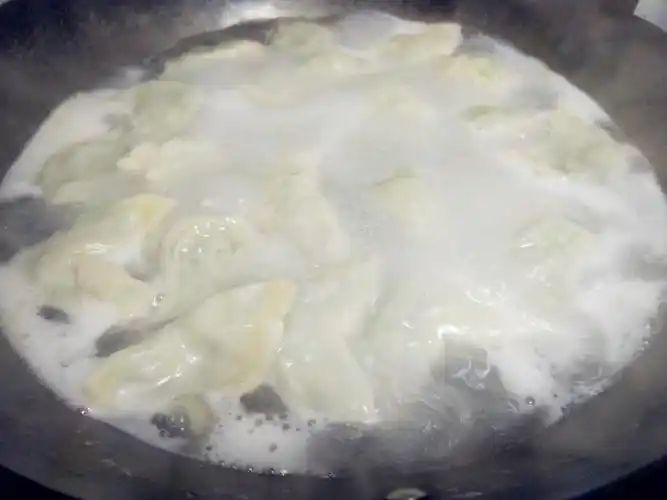 煮水饺时,别只会傻傻加水,多加一勺"它",饺子不破皮,更筋道!