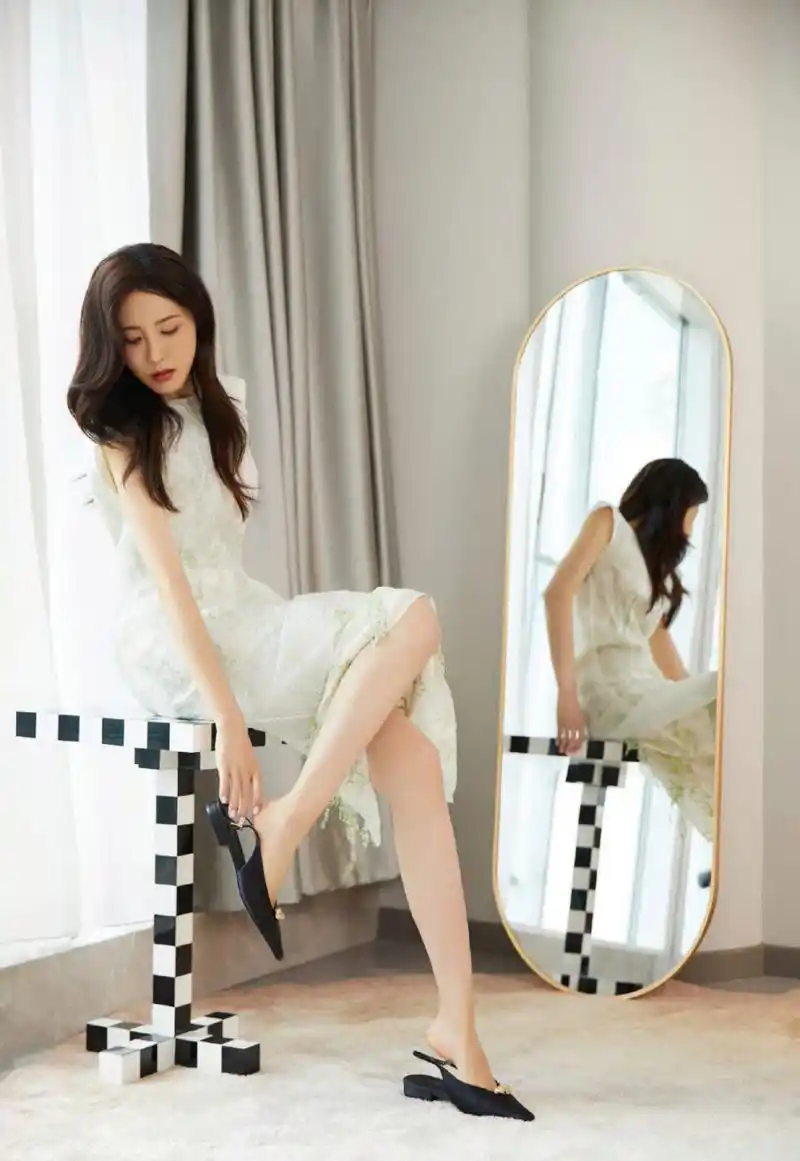 曾黎# 肤白貌美的容颜,清纯甜美,纤瘦高挑的身材,白皙水嫩的大长腿