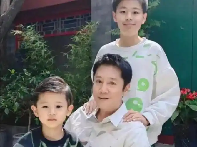 56岁蔡国庆给6岁小儿子庆生,两个儿子高颜值,孩子生母却成谜