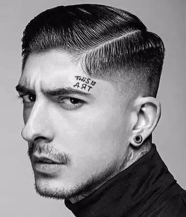 男士偏分短发油头发型复古效果的一款油头发型,大偏分梳理的短发额前