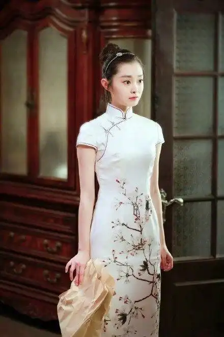 刘诗诗,一个穿着旗袍的美艳女子,她的光环甚至已经超过了女主