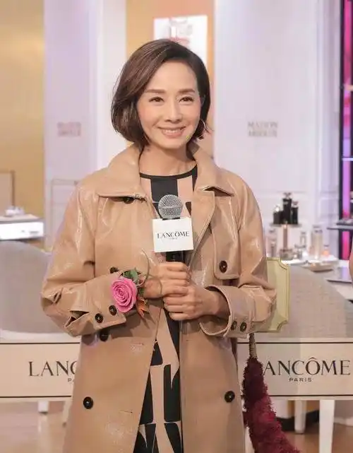 毛舜筠太冻龄了,蕾丝碎花长裙明艳动人,60岁美成仙