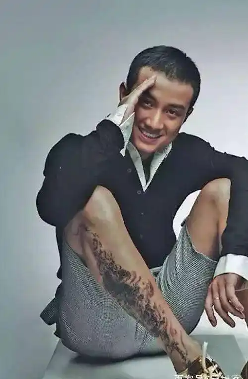 明星纹身大揭秘,情侣纹身分手了尴尬怎么办?_小时候_人生_陈伟霆