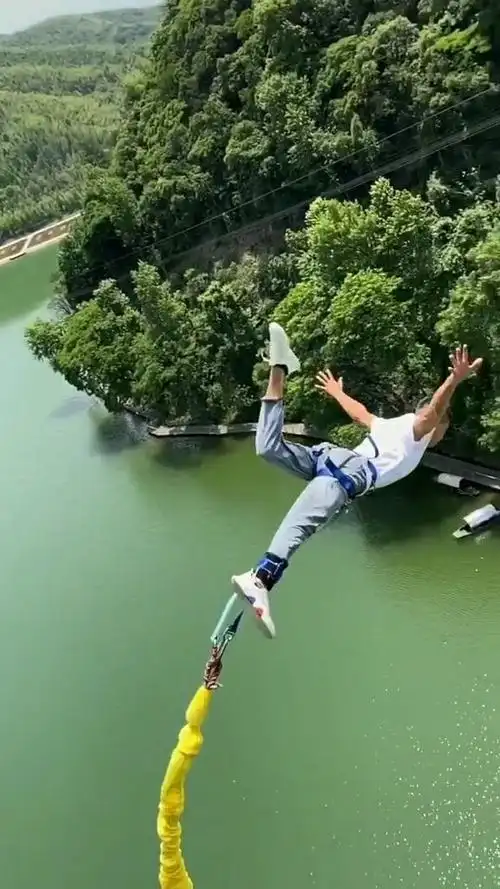 这是我见过最帅的蹦极姿势,小哥哥肯定练过功夫