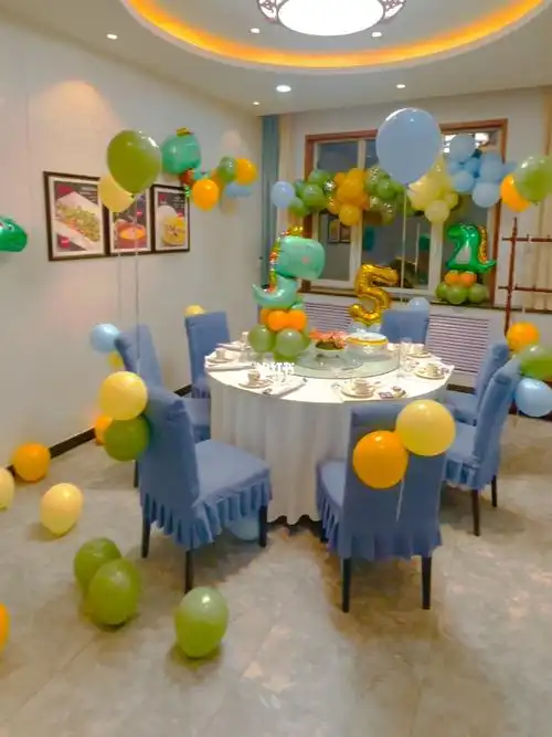 小预算小恐龙小朋友生日包间气球布置