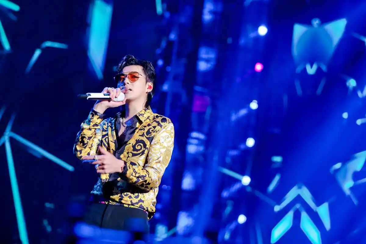 头条盛典压轴表演!嘻哈小王子吴亦凡炫酷登台 歌曲串烧酷帅袭人