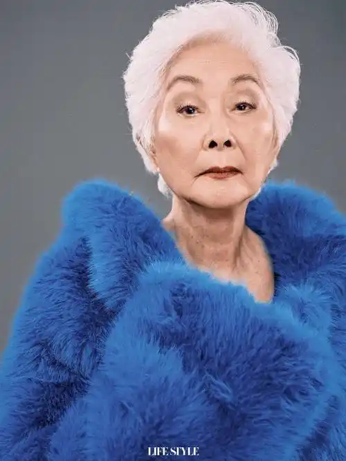 97岁卢燕最新杂志封面,穿蓝色皮草雍容华贵,尽显东方韵味