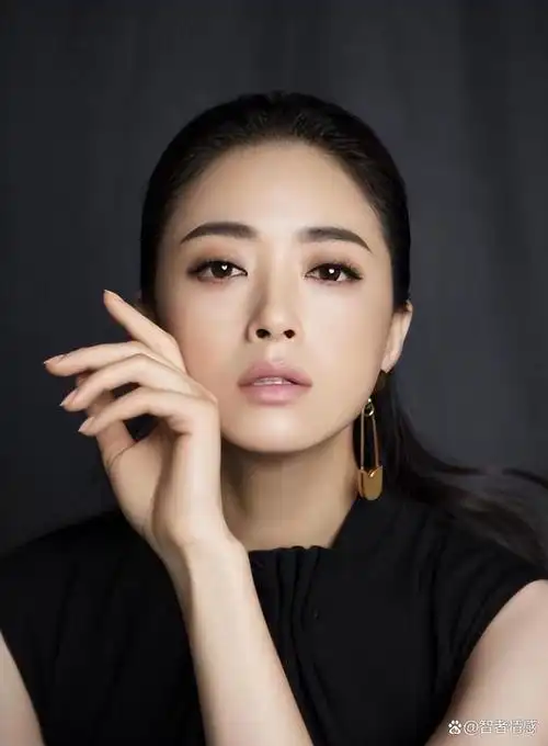 性格直爽的蒋欣,常因为直言直语得罪别人,如今40岁还单身一人