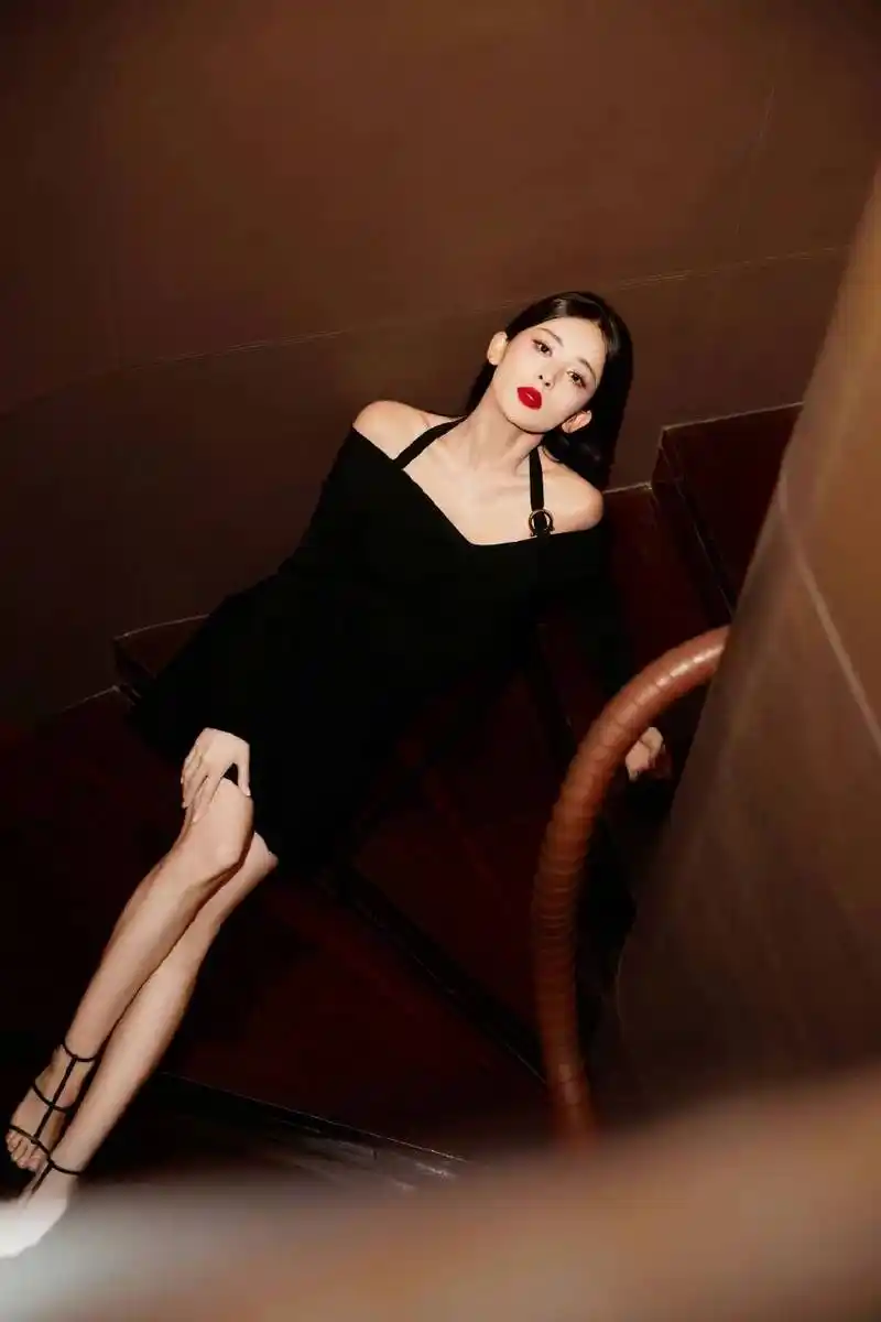 古力娜扎穿抹胸裙秀事业线!