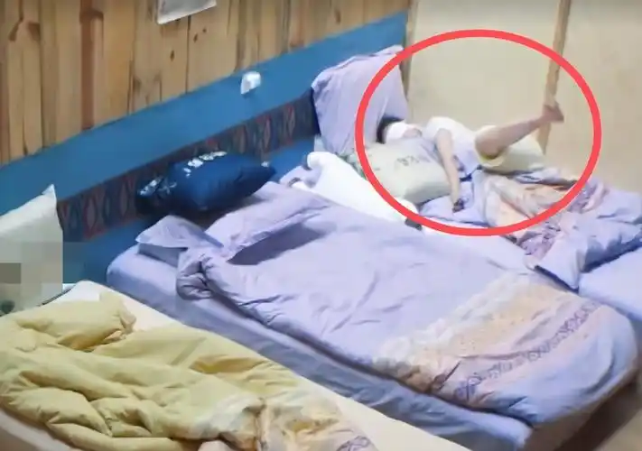 盘点7位当红女星高难度睡姿!姿势怪异,单腿站着睡,抬起小腿睡