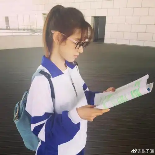 照片中张予曦扮起学生装竟毫无违和感!青春活力的气息扑