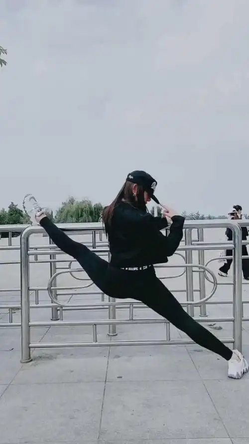 户外一字马表演精彩好看,小姐姐这个"压帽杀"太酷了!