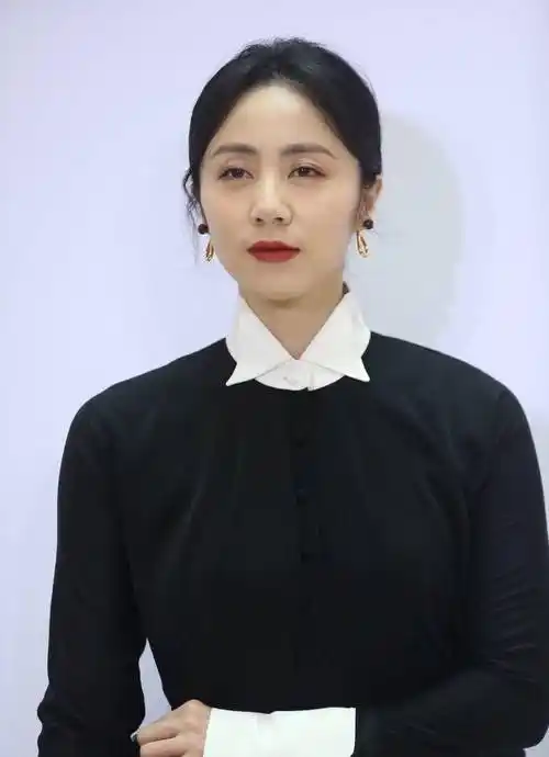 孙莉黑白拼接赫本风连衣裙高贵优雅,简单的搭配减龄又洋气_裙子_气质_