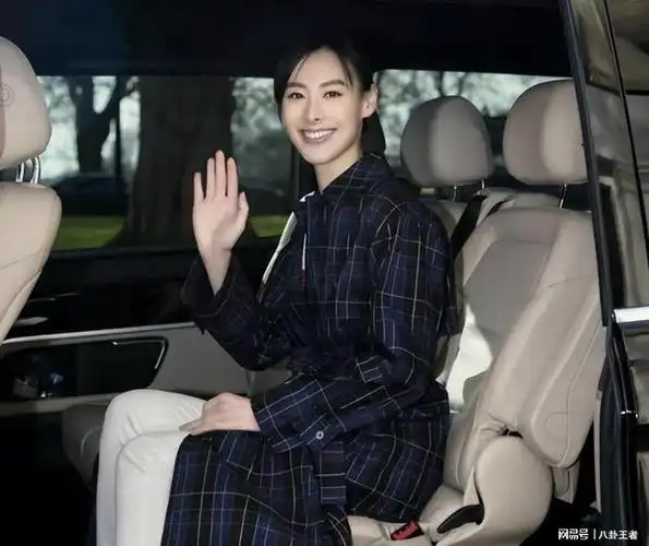 梁洛施重回豪门与李泽楷爬莲花山为李嘉诚祈福三个儿子没白生